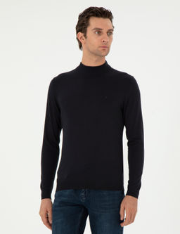 Темно-синий зауженный свитер