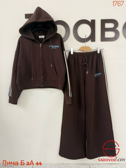 Спортивный женский костюм