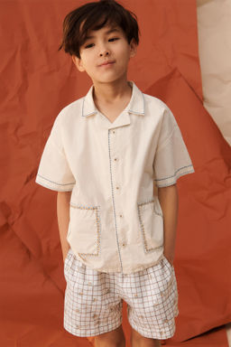 CAMISA PESPUNTES BORDADOS LIMITED EDITION / Crudo