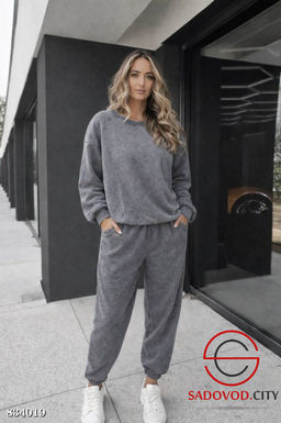 Костюм спортивный двойка со стразами