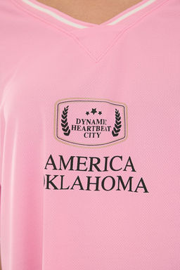 TRENDYOLMILLA Pembe Slogan Bask?l? Oversize/Genis Kesim V Yaka Orme T-Shirt TWOSS24TS00112 фото 12