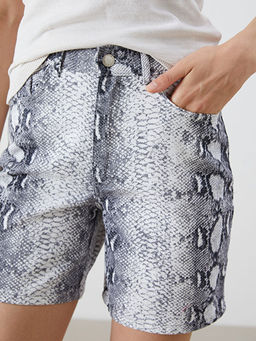 Standart Fit Y?lan Derisi Desenli Kad?n Jean ?ort