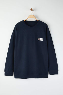 Lacivert Yeni Oversize/Genis Yumusak Dokulu Kolej Sardonsuz Buyuk Beden Sweatshirt TMNAW26AO00007