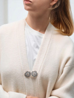 Зажим для кардигана Соцветие, радужный в серебре