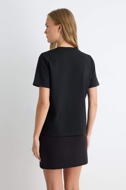 Siyah Aksesuar ve Cut Out/Pencere Detayl_ Regular Kal_p K_sa Kol _rme T-Shirt TWOAW27TS00038 - Trendyolmilla фото 4