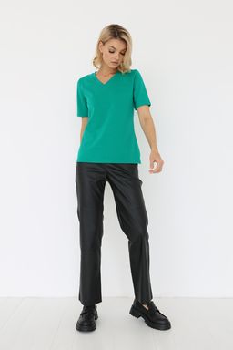 Футболка с V-образным вырезом