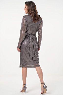 Платье полуприлегающего силуэта из пайеточного трикотажа серебристое новый год