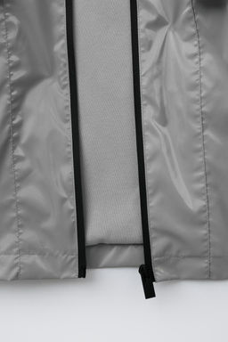 CAZADORA CAPUCHA ENGOMADA WATER REPELLENT / Plata