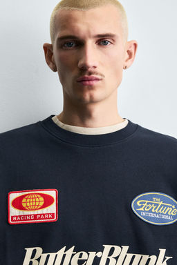 ROUND NECK PATCH SWEATSHIRT