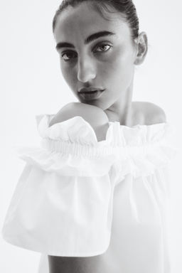 Blusa off-the-shoulder con escote de volante - H&m фото 4