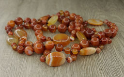 Сердолик (Ботсвана), разноразмерные круглые с плоскими овалами 18х25мм, бусы "Стихия", длина бус 132см