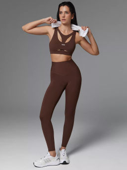 Спортивный топ-бра со средней поддержкой и фигурной вставкой на груди