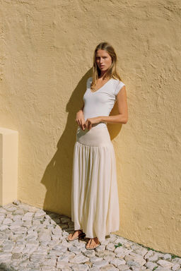 CAMISETA ESCOTE PICO / Blanco roto - Zara фото 4