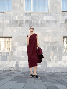 Платье без рукавов в винном оттенке