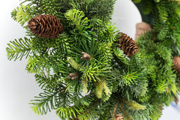 Венок из хвои с литой иглой 50 см с еловыми шишками - Зеленый - Real touch фото 3