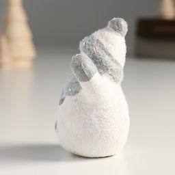 Фигурка керамика «Снеговик в шапочке и шарфе», 6.2×4.3×8.5 см