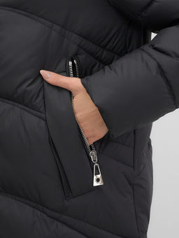 Пальто зимнее утепленное с капюшоном женское черного цвета 7747Ch - Visdeer фото 12