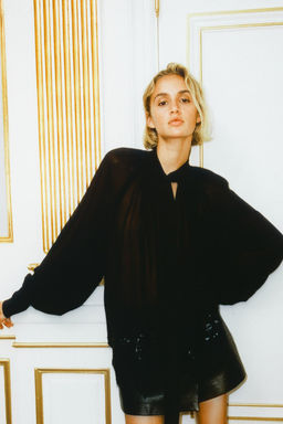 Blusa de gasa con lazada y lentejuelas