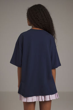 TRENDYOLMILLA Lacivert Kiraz Bask?l? Oversize/Genis Kal?p Orme T-Shirt TWOSS25TS00122  фото 4