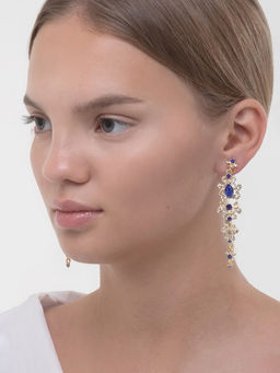 Клипсы для ушей висячие со стразами QF Ажур, капли с завитками, цвет бело-синий в золоте