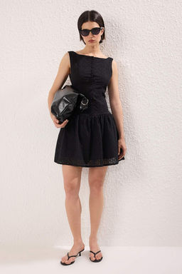 TRENDYOLMILLA Limited Edition Beyaz Etegi Belden Ac?lan Dugme Detayl? Brode Mini Dokuma Elbise TWOSS25EL00521 фото 5