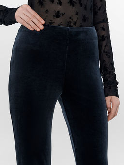 Брюки женские Mark Formelle x Ольга Бузова велюровые расклешенные черные  фото 4