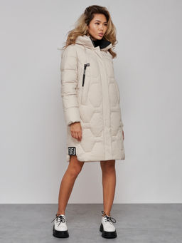 Пальто утепленное молодежное зимнее женское бежевого цвета 589899B - RoccaManer фото 3