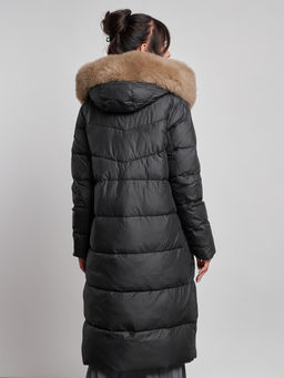 Пальто утепленное с капюшоном и мехом зимнее женское черного цвета 133203Ch - Visdeer фото 9