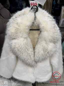 Шуба женская с меховым воротником