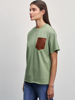 Футболка с карманом из искусственной кожи / Zarina  фото 4