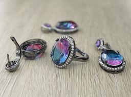 Комплект "Регина" фианит "турмалин"фиолетово - голубой, черная эмаль, размеры кольца: 17, 18, 19, 20