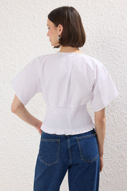 Trendyolmilla Beyaz Gipeli Fitted K?sa Kollu Premium Dokuma Bluz TWOSS25BZ00414
