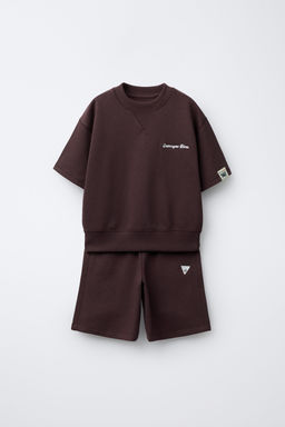 CONJUNTO CAMISETA Y BERMUDA TEXTO BORDADO / Berenjena