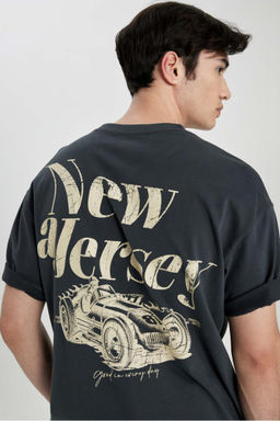 Футболка Comfort Fit с круглым вырезом и короткими рукавами с принтом на спине