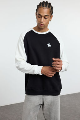 TRENDYOL MAN Siyah Oversize/Genis Kesim Reglan Kol Bask? Detayl? Renk Bloklu Sweatshirt TMNAW25SW00090