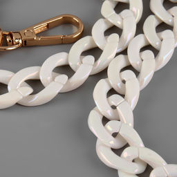 Цепочка для сумки, пластиковая, с карабинами, перламутровая, 23 17 мм, 68 см, цвет белый/золотой