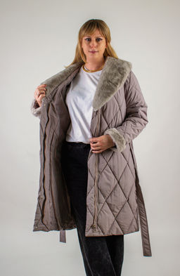 Стеганое пальто с меховой отделкой арт. 23153