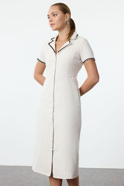 TRENDYOLMILLA Ekru Aksesuar Detayl? Midi Tuvit Dokuma K?sl?k Gomlek Elbise TWOSS24EL01127  фото 2