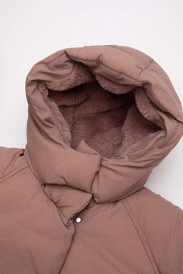 Водоотталкивающее пальто с капюшоном и мягкой пушистой изнанкой для маленьких девочек - Defacto фото 2