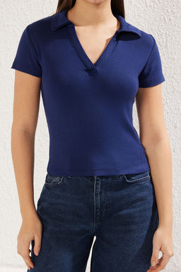 Trendyolmilla Siyah Duz Fitted/Vucuda Oturan Polo Yaka Orme Bluz TWOSS25BZ00003