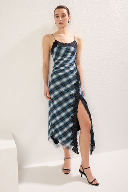 TRENDYOLMILLA Siyah Ekose Bask?l? Y?rtmacl? Dantel Detayl? Kare Yaka Ask?l? Midi Orme Elbise TWOSS25EL00473  фото 2