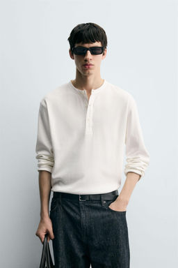 TEXTURED T-SHIRT WITH CONTRAST NECK - Zara фото 2