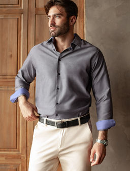 Рубашка мужская с контрастными внутренними элементами из фактурного хлопка с ПЭ