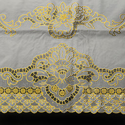 Фламандское кружево Скатерть рулонная, ажурная 137х183см, ПВХ, матовая, на пленке, бежевый фон, с золотом, 10 штук в рулоне (Китай) Цена указана за 1 штуку. - Домашняя мода фото 3
