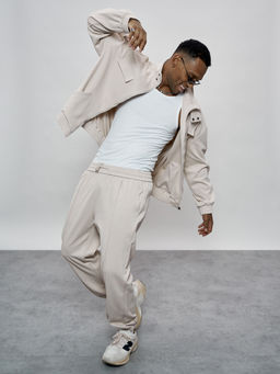 Спортивный костюм бежевого цвета