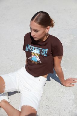 Kahverengi %100 Pamuk Bask?l? Basic Crop Bisiklet Yaka Orme T-Shirt TWOSS22TS2190