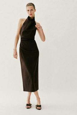 VESTIDO MIDI HALTER CON LINO / Marr?n oscuro