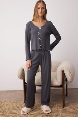 Trendyolmilla Beyaz Pamuklu Dantelli ve Kurdele/Fiyonk Detayl? Fitilli Orme Pijama Tak?m? THMAW25PT00206  фото 2