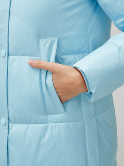 Пальто утепленное стеганное зимнее с капюшоном женское голубого цвета 9601Gl