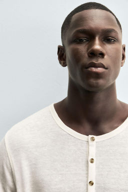 HEMP AND VISCOSE BUTTON-NECK T-SHIRT - Zara фото 5